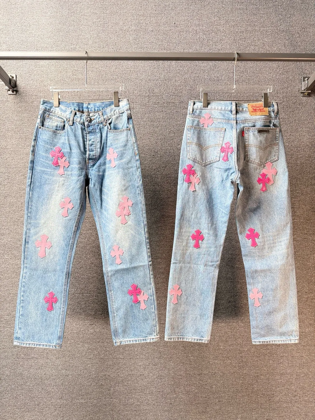 P270 💰 (Top version) Chrome Hearts 25FW CH Blue Pants Pink Leather Cross Bamboo Jeans. It adopts patchwork elements, mostly in the shape of a cross, with glitter on the leather surface. Unique design, simple and elegant details, exquisite workmanship, neat lines of the entire trousers, and perfect details! It’s so cool. It’s a genderless trend that both men and women can easily control. Look for the correct version. Color: blue pants and pink leather. Size: 28-30-32-34-36 (corresponds to S-M-L-XL-XXL)